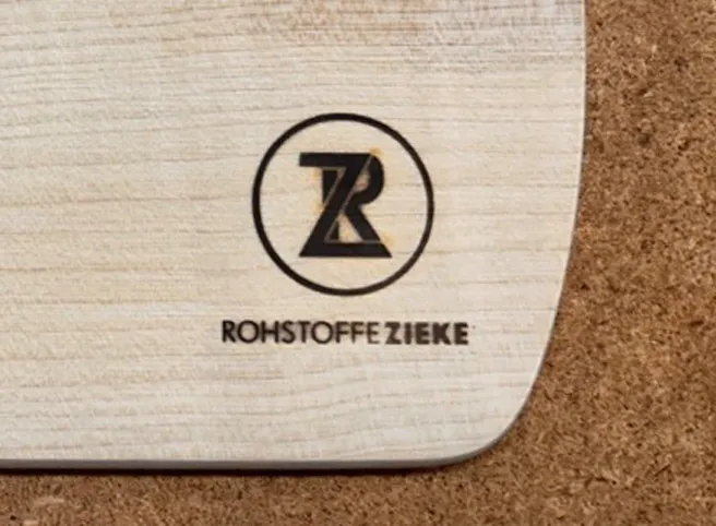 Logo von Rohstoffe Zieke, eingebrannt in ein Holzbrett