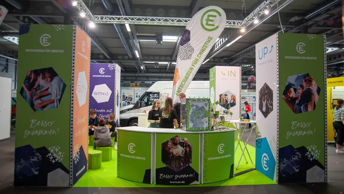 Messestand des Deutschen EC-Verbands mit bedruckten Säulen und Sitzmöbeln